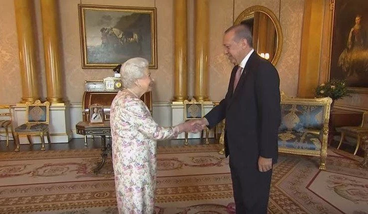 Η αμηχανία του Ερντογάν με τη βασίλισσα Ελισάβετ – Έγινε ρεζίλι, δεν μπορούσε ούτε μια λέξη να αρθρώσει στα αγγλικά (βίντεο)